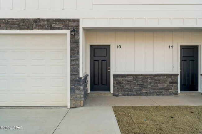 Building Photo - 7061 Patronis Dr