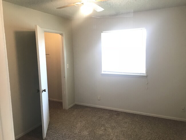 Building Photo - 2 bed, 1 bath duplex for rent in Moore nea...