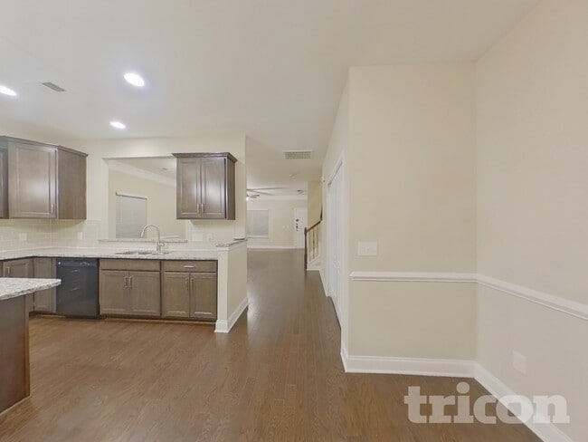 Foto del edificio - 102 Ellis Mill St