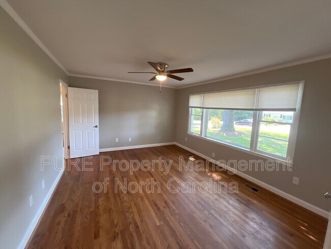 Building Photo - 203 Crescent Dr