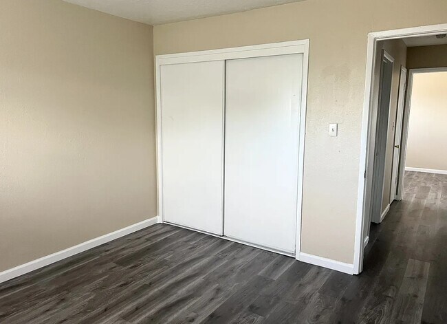 Building Photo - 516 W Tregallas Rd