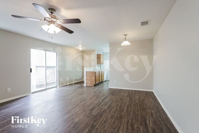 Foto del edificio - 5227 Roth Forest Ln