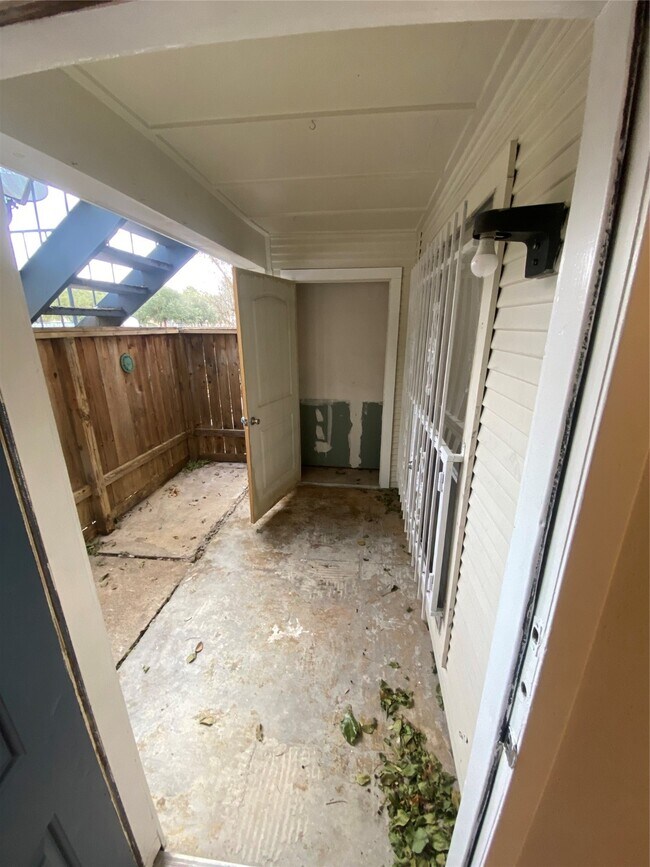 Building Photo - 3900 Woodchase Dr