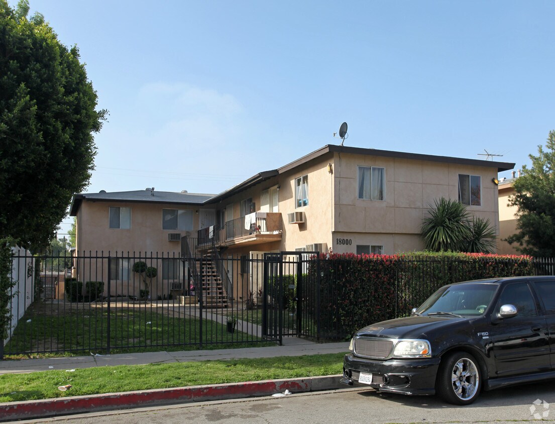Primary Photo - 18000 Schoenborn St