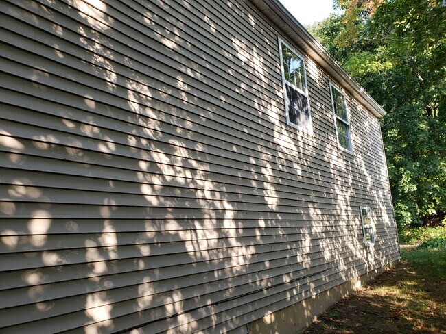 Building Photo - 42 Eastview St