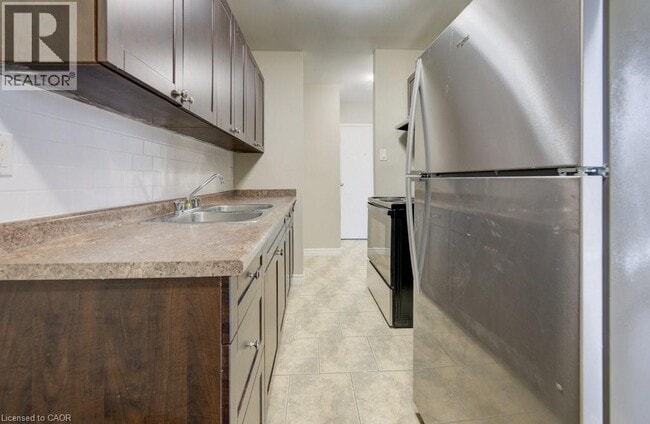 Building Photo - 390 Admiral Dr