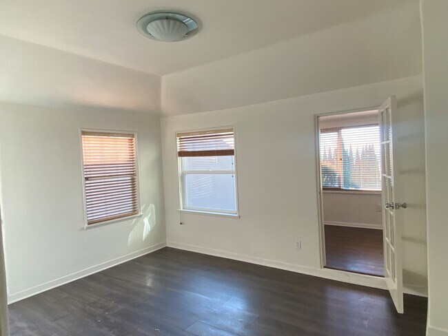 Foto del edificio - 8731 Holloway Dr