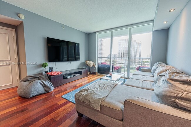 Foto del edificio - 335 S Biscayne Blvd