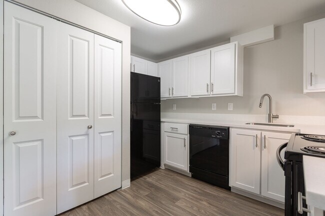 Foto del edificio - 2x1 Apartment With Forest Views! **50% Off Your First Months Rent**