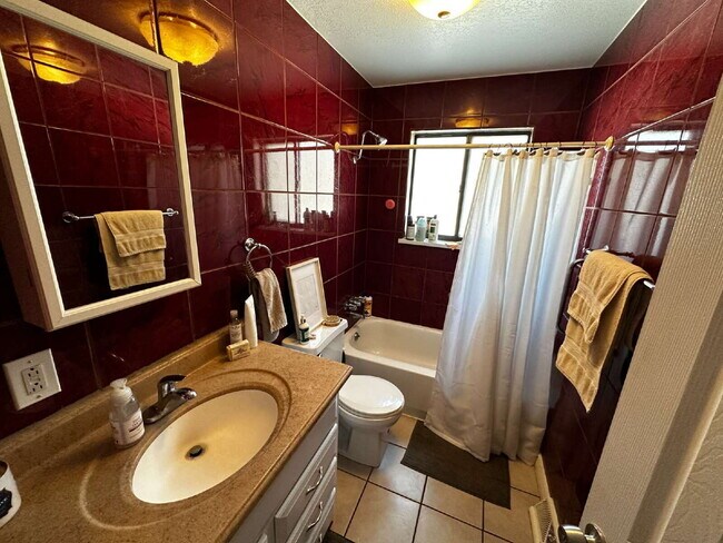 Foto del edificio - Available December! Cosy duplex in Potter Highlands!