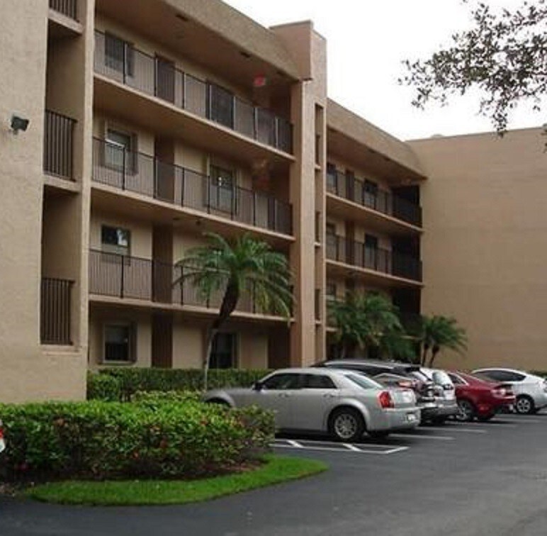 Foto principal - 2600 Sunrise Lakes Dr W