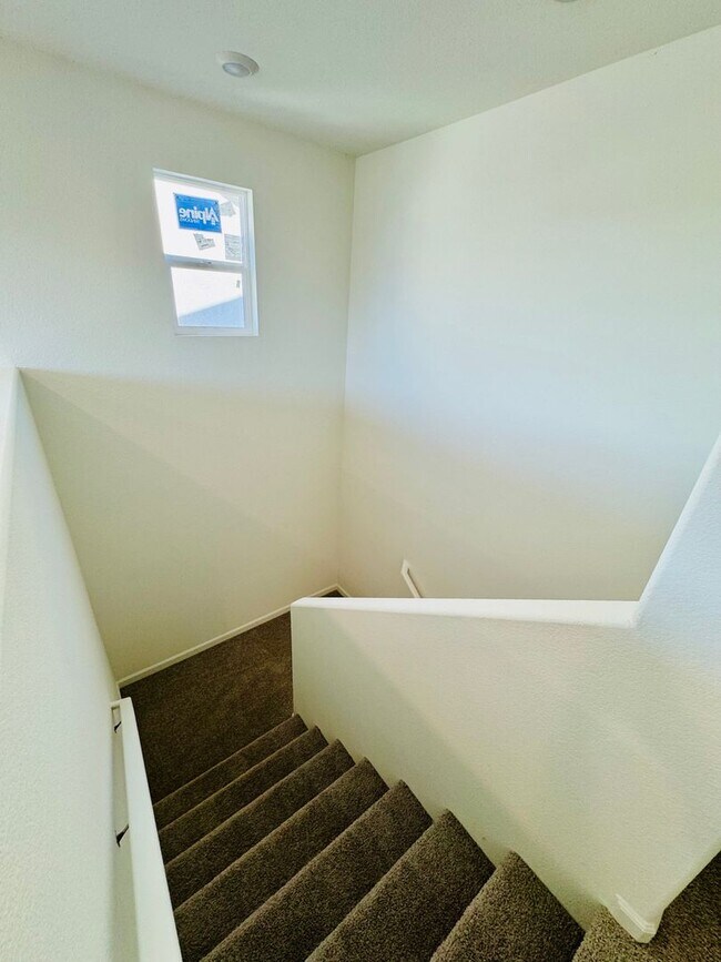 Foto del edificio - REDUCED!  BRAND NEW - 5 Bedroom + Loft, 3 Bath Beautiful Home WITH SOLAR!