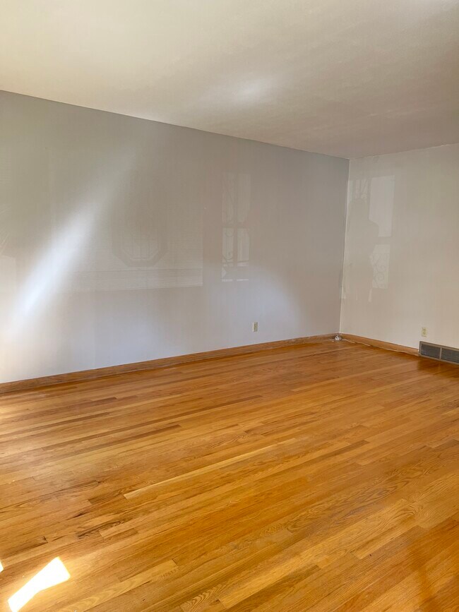 Living room - 4724 N 88th Ct