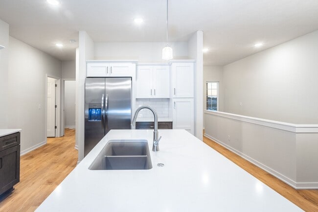 Foto del edificio - Top Of The Line Newly Built Duplex!