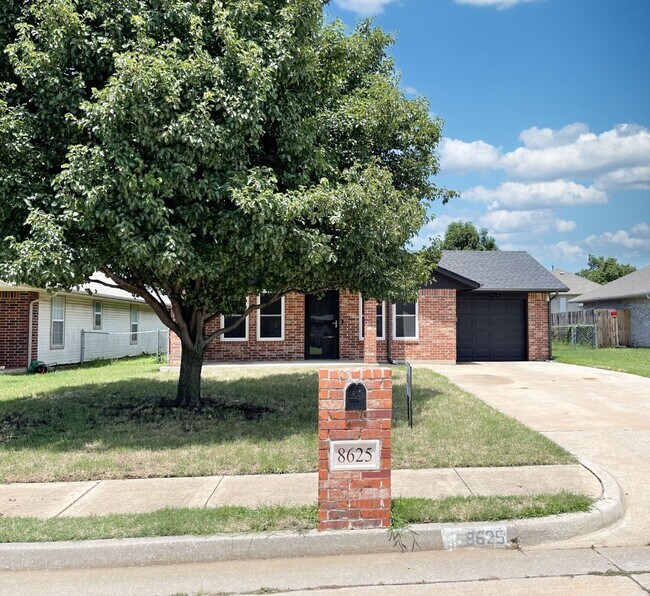 Building Photo - Stunning Spacious Home Boasting With Style!