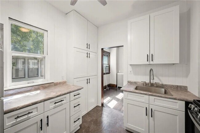 Building Photo - Updated 3 BR/1 BA Single-Family Home in St...