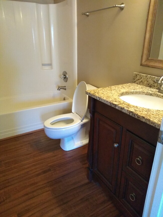 Baths - 910 Northlake Dr