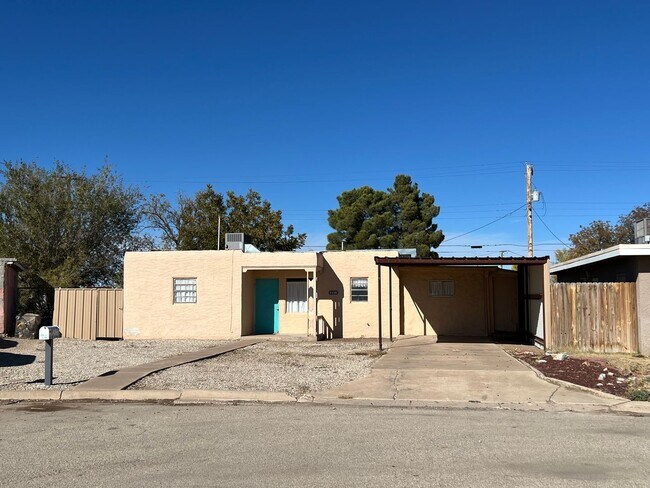 Building Photo - Spacious 2 Bed/1 Bath/Second Living Area/P...