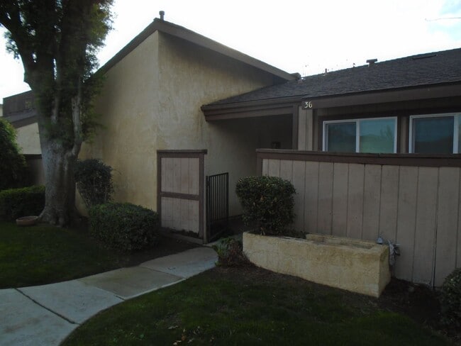 Building Photo - WOW FACTOR !!!   MOVE IN SPECIAL....$2197....