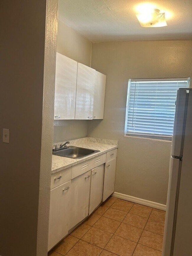 Foto del edificio - Spacious 3 bedroom 1 bathroom home with ni...