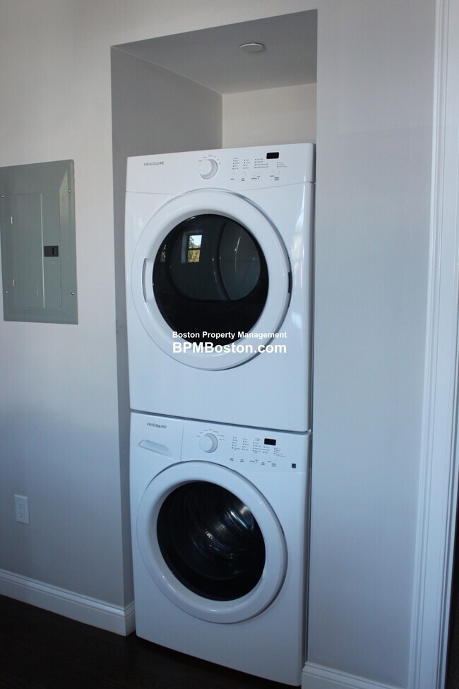 Foto del edificio - 10 Merrymount Ave