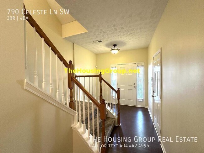 Building Photo - 3 Bedroom 3.5 Bath Gated Community