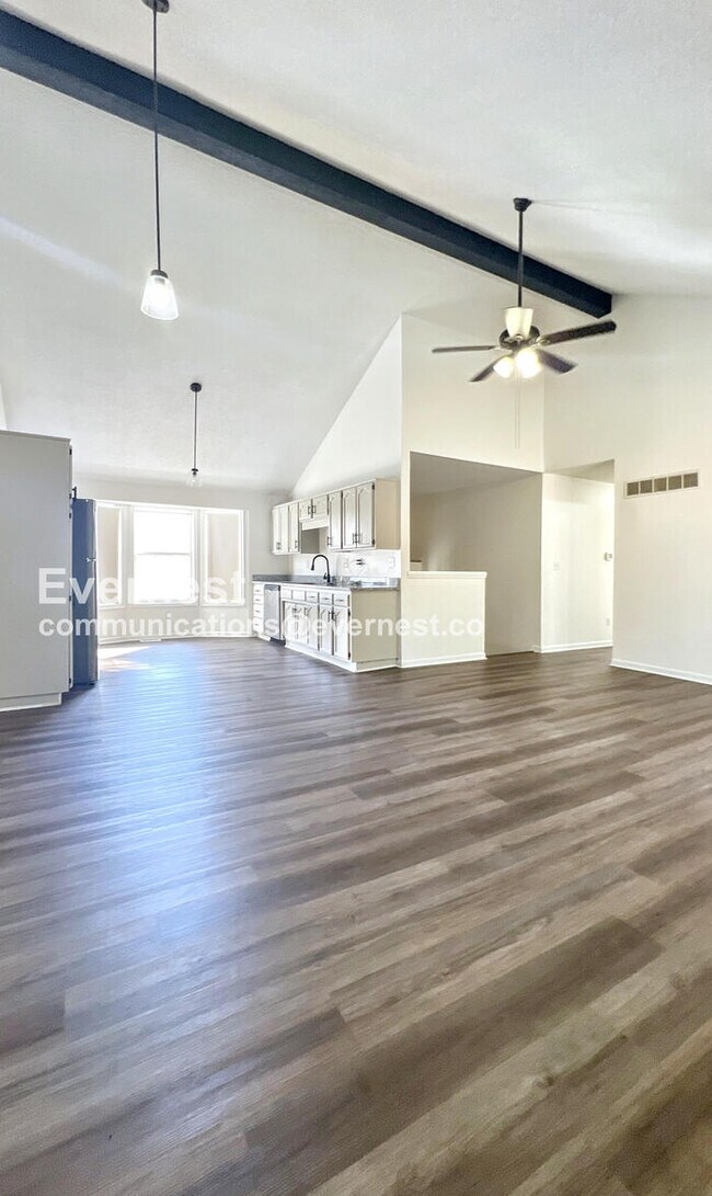 Building Photo - 3 Bed/2.5 Bath Home with Garage / Pet-Friendly / Available Now!