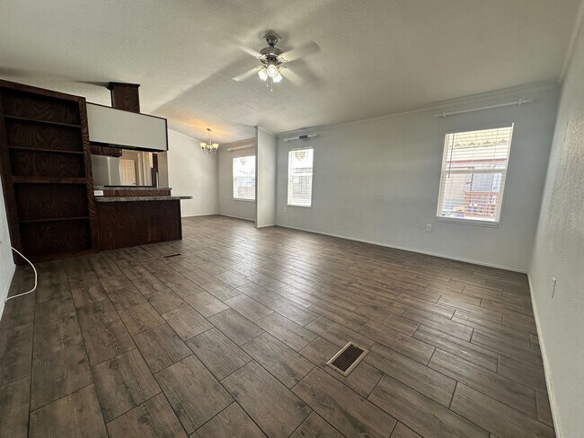 Foto del edificio - 2060 N Center St