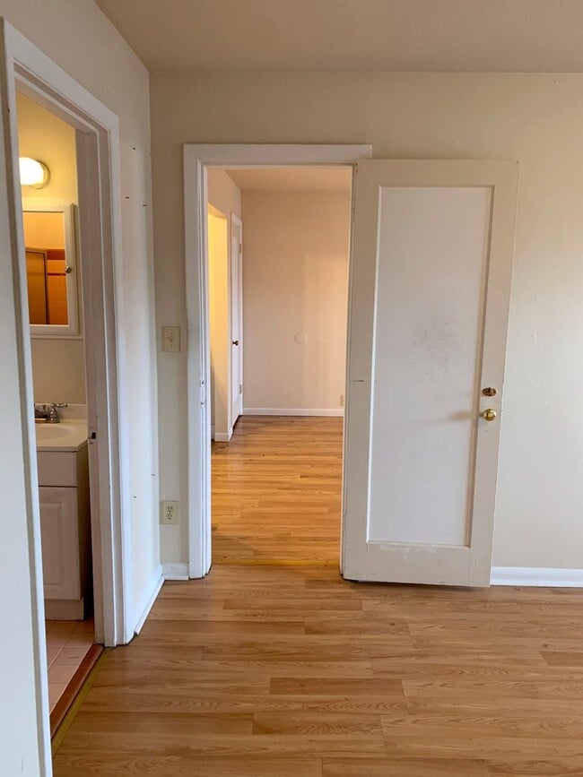 Building Photo - Bright One bedroom Woodlawn Apartment
