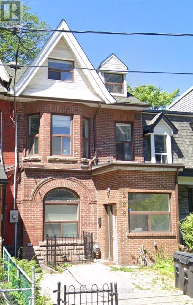 Building Photo - 286 Robert St