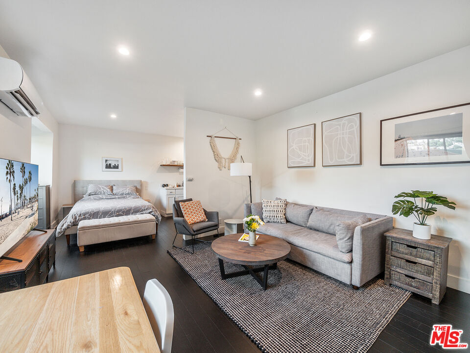 Foto principal - 3816 W Sunset Blvd