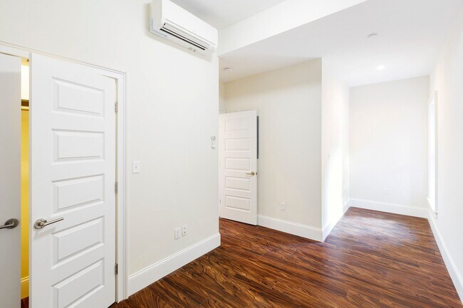 Building Photo - Charming 1 Bedroom-No Broker Fee