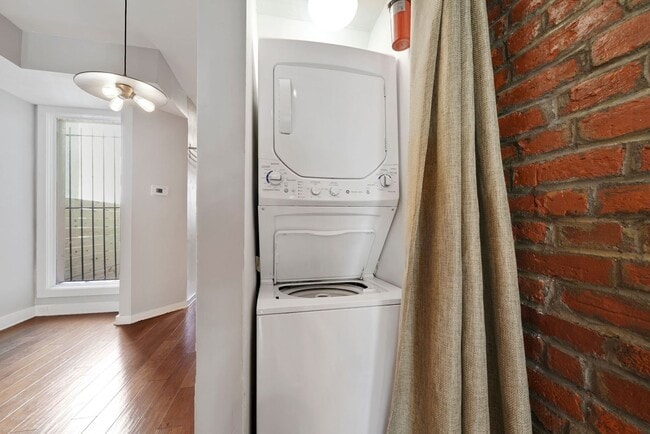 Building Photo - 1 Month Free Rent for a Lease Start by 10/...