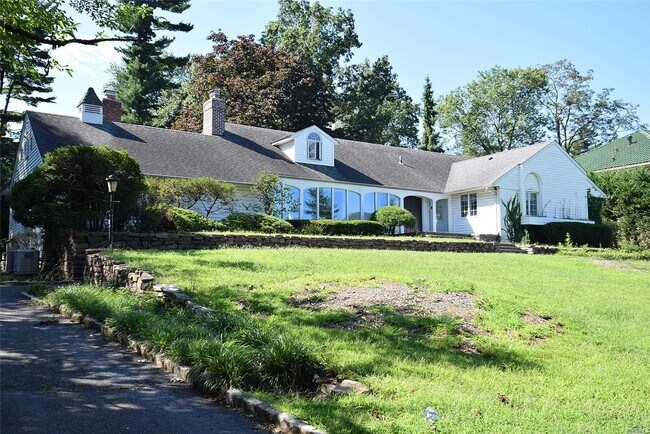 Building Photo - 2 Hillcrest Dr