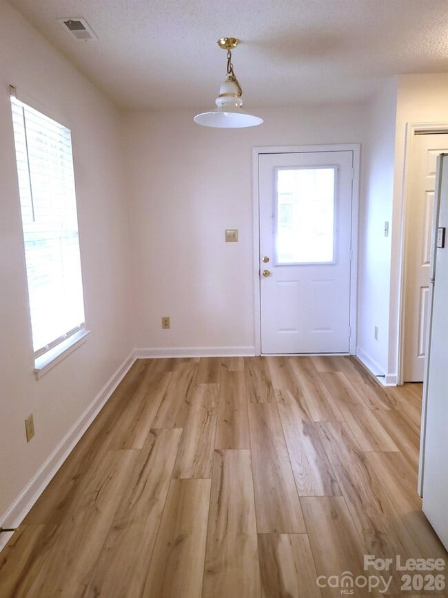 Foto del edificio - 2016 Oakdale Rd