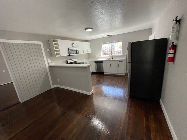 Foto del edificio - 3018-3020 Maple Ave