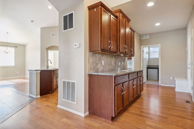 Building Photo - Stunning 3 Bed, 2.5 Bath Single-Family Ran...
