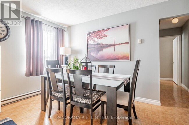 Photo du bâtiment - 3814A-3814A Bloor St W