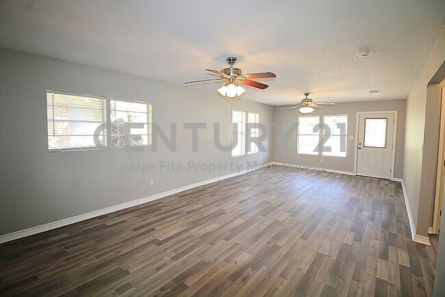 Foto del edificio - Beautifully Updated 3/2 Within Walking Dis...