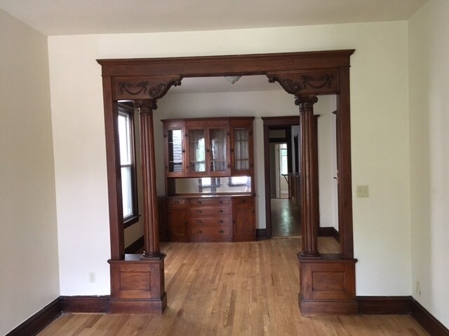Building Photo - 1441 W Oakdale Ave