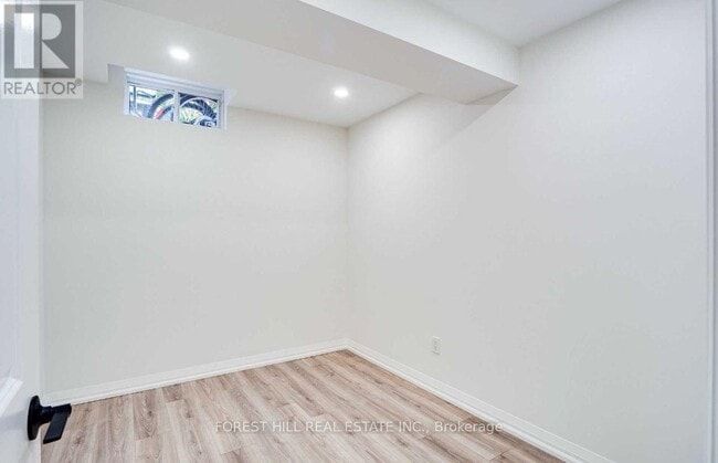 Building Photo - 121 Timberwolf Crescent
