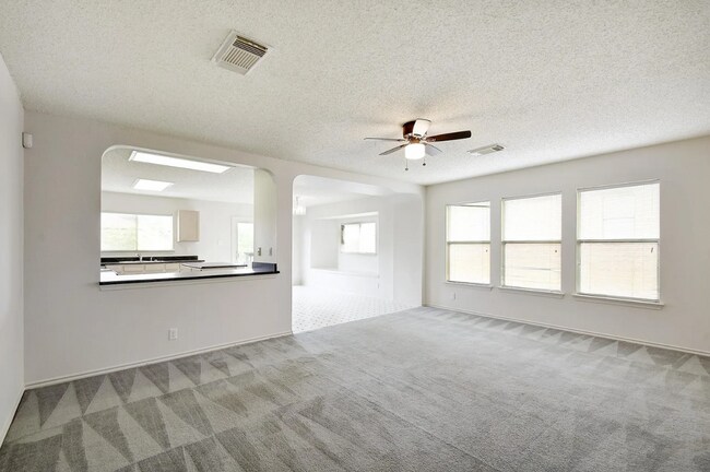 Building Photo - Beautiful 3-Bedroom Home in Northeast San ...