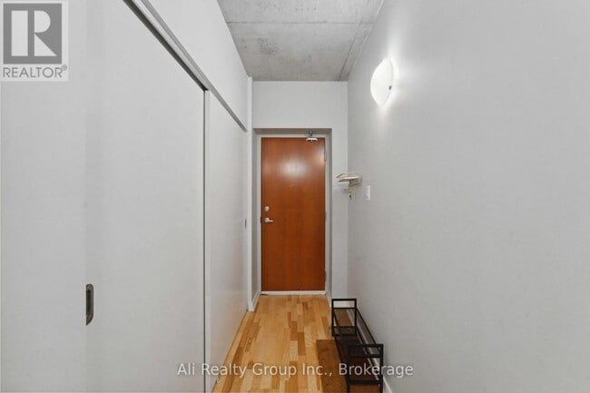 Building Photo - 324 Laurier Ave W