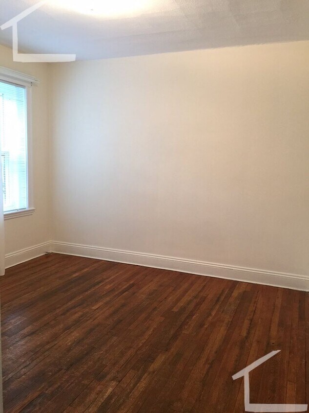 Building Photo - Brighton Comma Ave studio on the T availab...