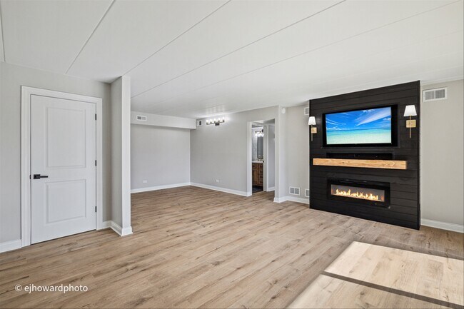 Building Photo - 9200 W 140th St