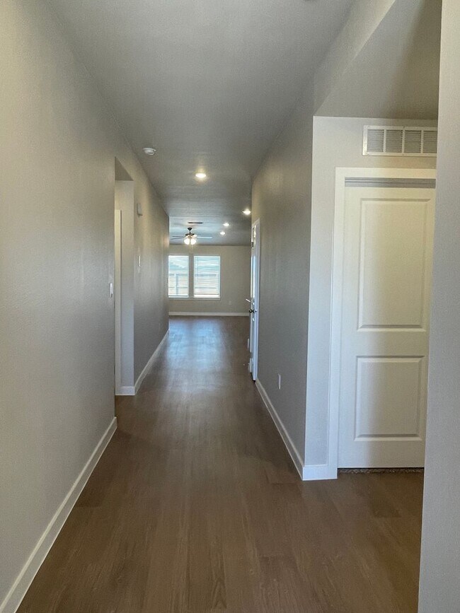 Building Photo - Brand-New 4 Bed Home in London Area-FOR RENT