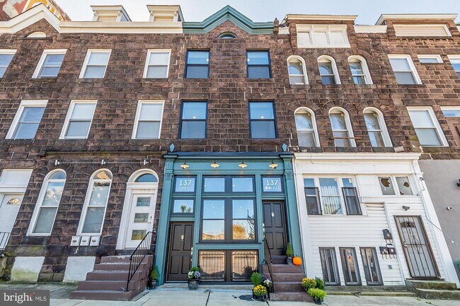 Building Photo - 137 E North Ave