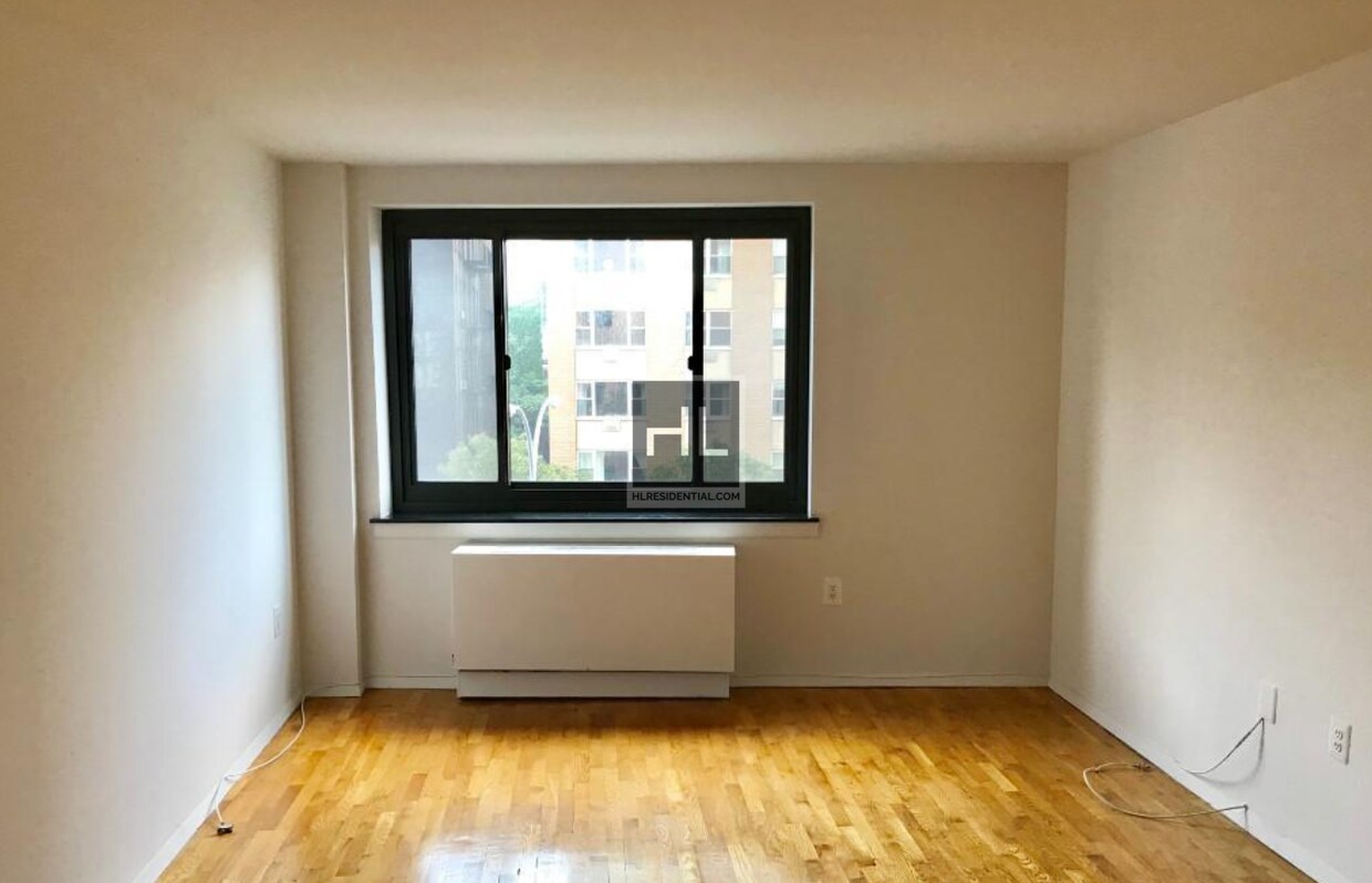 Building Photo - Spacious, Bright 2 Bed in SoHo!