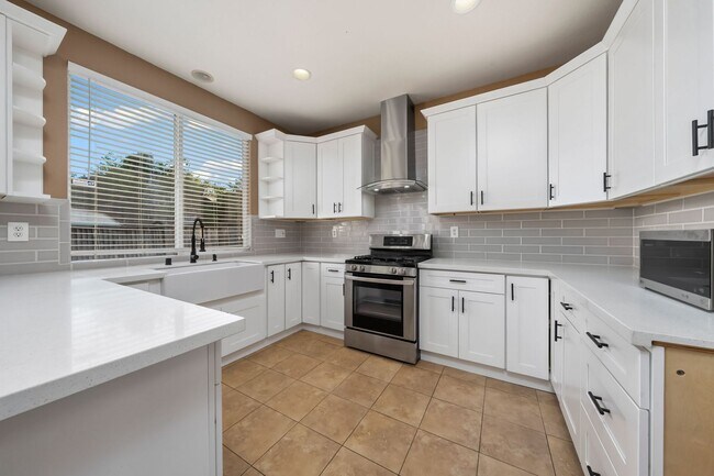 Foto del edificio - Spacious 4 Bedroom, 2.5 Bath Home in Sacra...