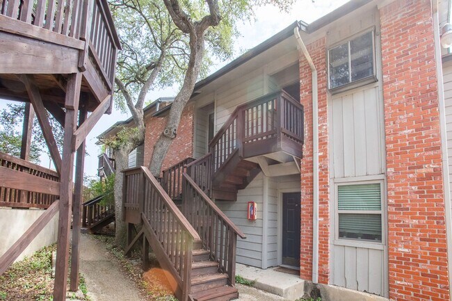 Foto del edificio - Gorgeous Condo, 2 Bedrooms/2 Balconies/2 Bathrooms - WALK TO CAMPUS! - Reduced Deposit - 50% off ...